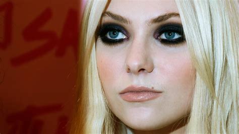 Taylor Momsen shocks fans with nude video